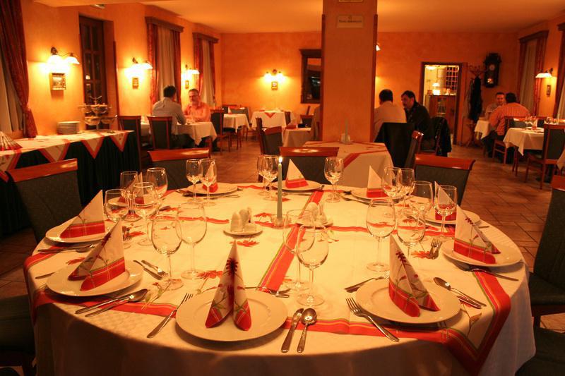 Gastland M0 Hotel & Conference Center Szigetszentmiklós المطعم الصورة